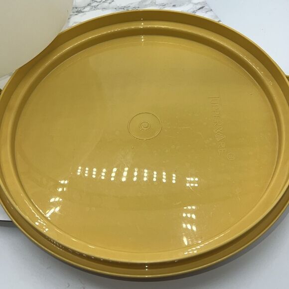 TUPPERWARE Vintage Harvest Gold Cake Carrier-683-7 - Picture 5 of 6
